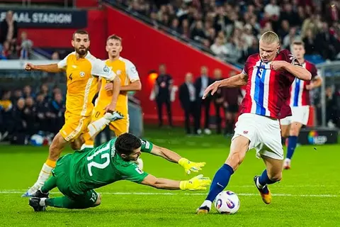 "آسف كنت مضطرًا".. هالاند يواسي حارس مولدوفا بعد 11 هدفًا